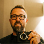 Bild zeigt Sascha Hoecker mit einer Kamera
