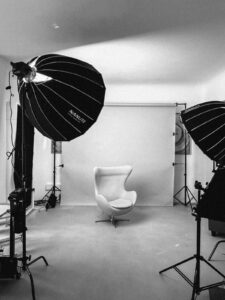 Bild zeigt Behind the Scene Bild eines Shootings mit Lampen und Hintergrundsystem