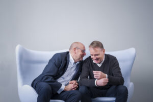 Bild zeigt dynamisches einzigartiges und freundliches CEO Gruppenbild