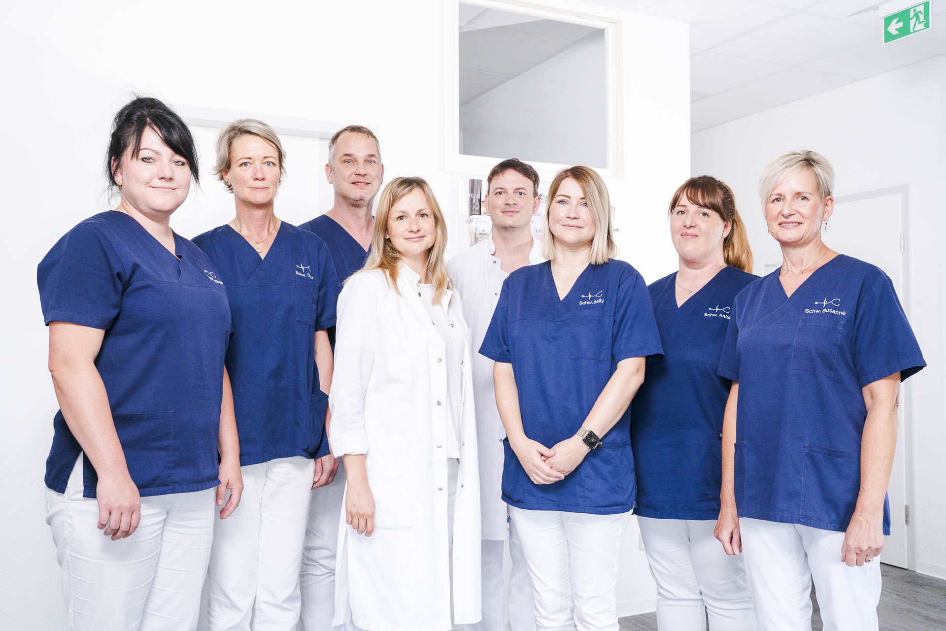 Gruppenbild eines Praxisteams beim Business Arztpraxisshooting