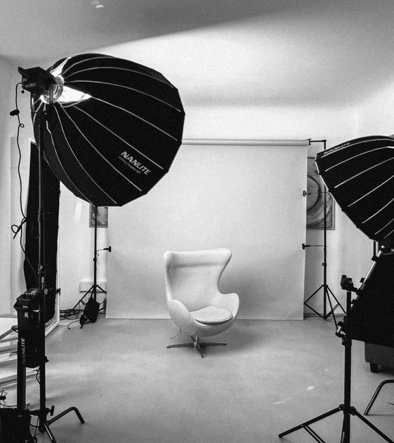Bts Business Shooting Bild zeigt Behind the Scene Bild eines Shootings mit Lampen und Hintergrundsystem